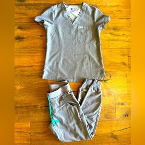Figs Scrubs Set Catarina Top XS & Zamora Joggers in Graphite